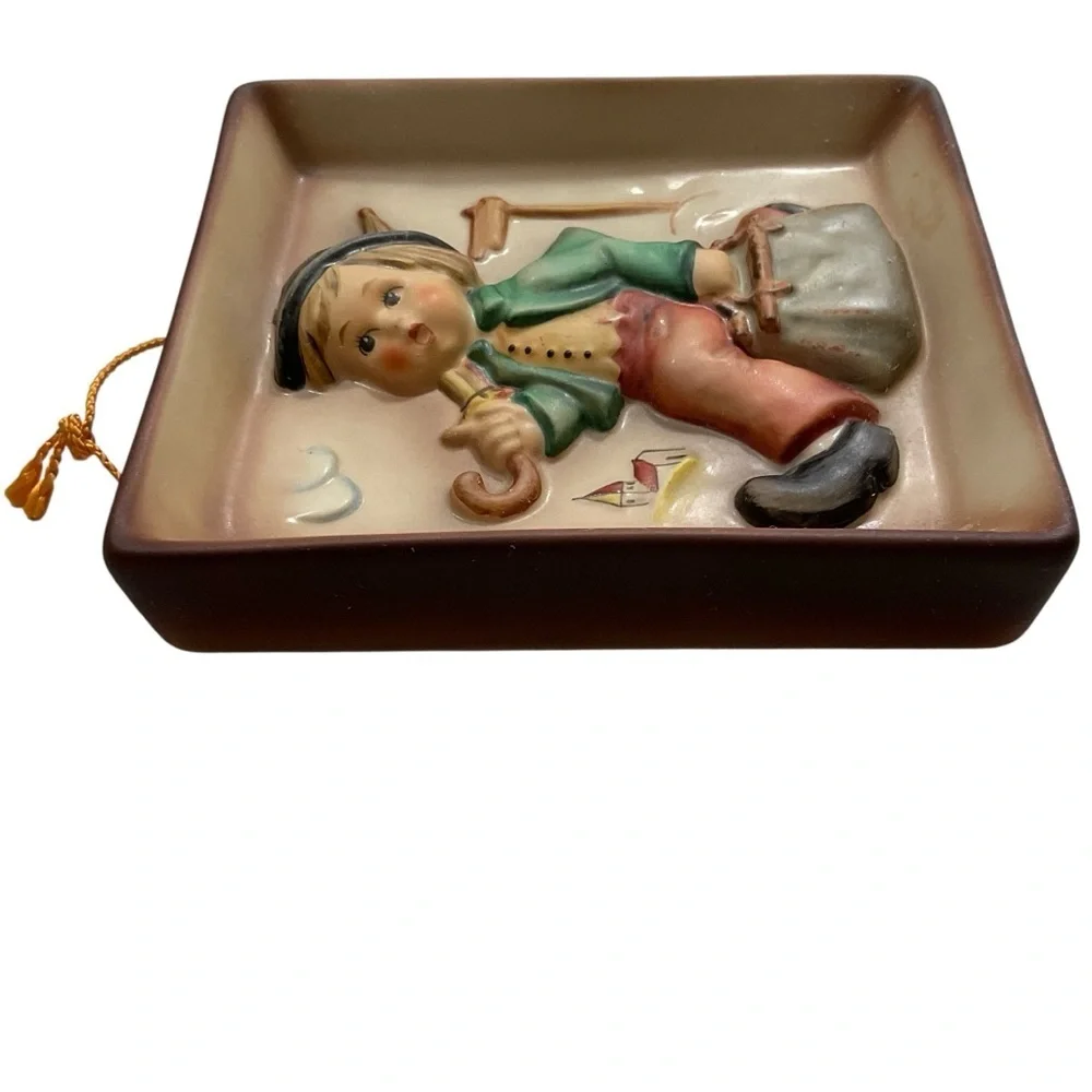 Goebel Hummel wall plaque titled The Merry Wanderer  #92. Vintage 5” x 4.5”
